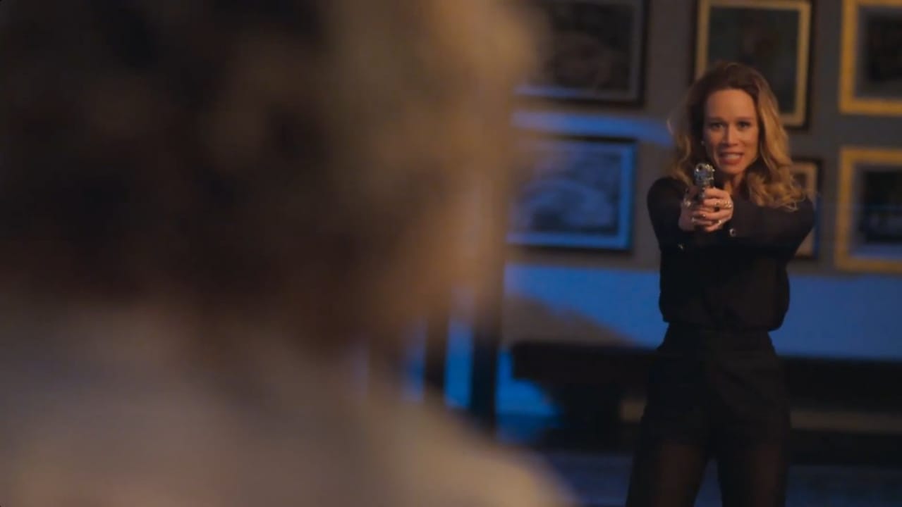 Vilã tenta eliminar Berta, mas acaba sendo desmascarada e levada pela polícia.