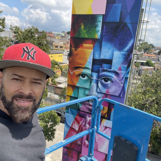 DiCesarlove, pseudônimo de César de Almeida, é um renomado muralista e grafiteiro que conecta culturas, gera legado e transforma histórias em arte visual impactante. Iniciando sua trajetória nos anos 1980, ele consolidou sua técnica com murais realistas e expandiu seu trabalho internacionalmente. Nesta Proclamação da República, lança um painel icônico em São Paulo que representa sua essência e a história viva do Brasil. Com forte ligação ao coletivo e intercâmbio cultural entre Brasil e África, sua arte une ancestralidade, poesia visual e comunicação digital, posicionando-o como referência no muralismo contemporâneo. Projetos futuros incentivam o diálogo cultural e a resistência identitária, solidificando seu legado artístico e social.