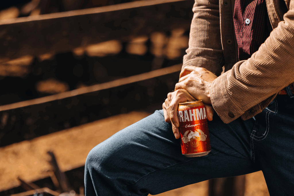 Filme, mídia em TV aberta e edição especial de latas marcam o início da campanha da Brahma para Barretos 2026.